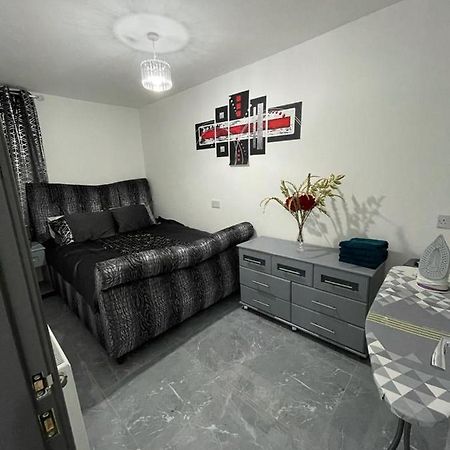 3 Bedroom Whalley Aparthotel Burnley Exterior foto